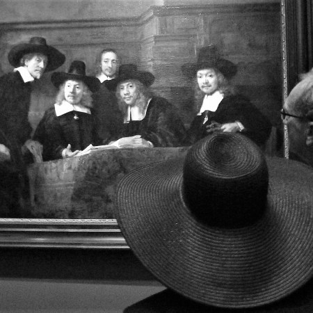 Les chapeaux traversent le temps.