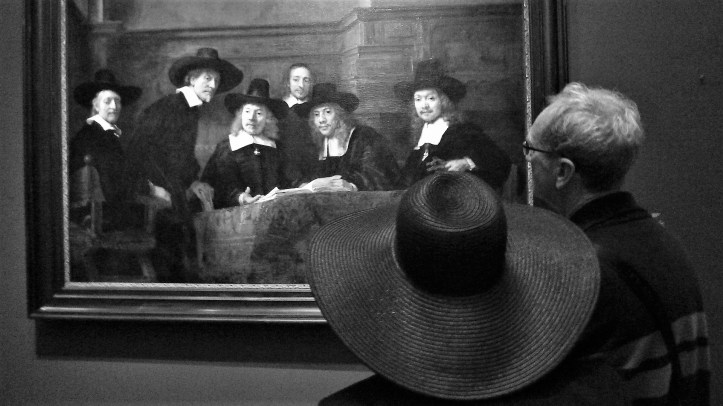 Les chapeaux traversent le temps.