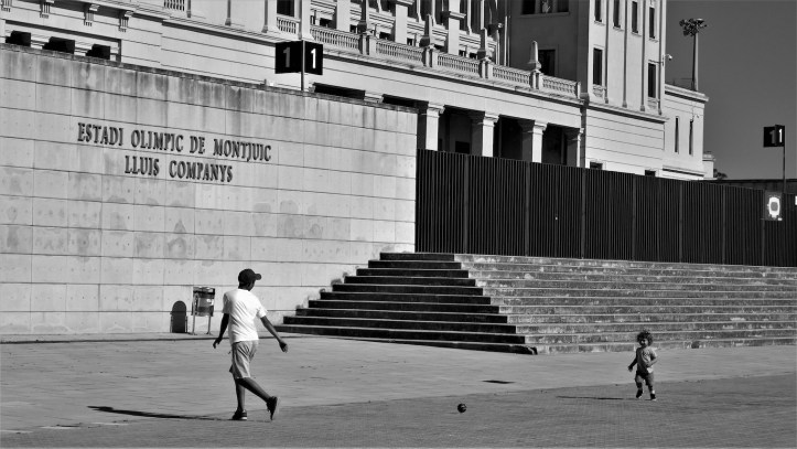 Près d'un stade olympique, les Dieux préparent la relève.