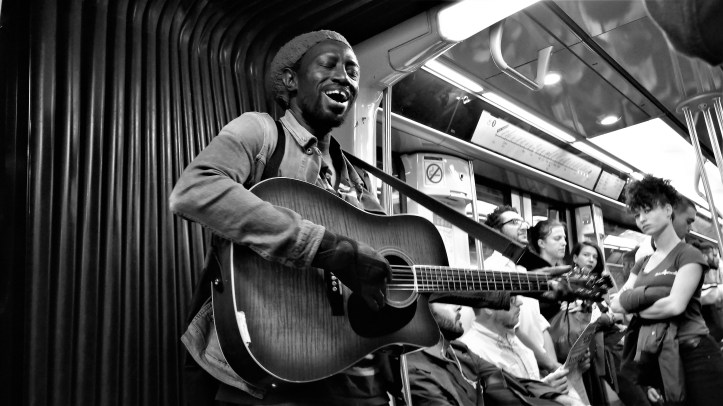 Le chanteur du métro parisien.