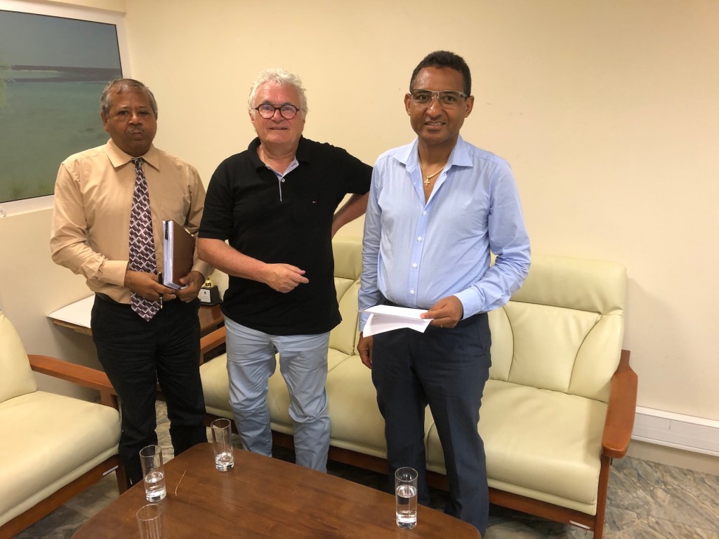 Avec la commission d'éducation.